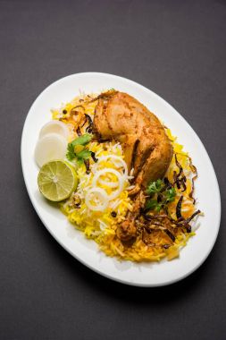Hyderabadi Biryani ünlü Hyderabad mutfaklarından en tanınmış sigara vejetaryen mutfak sevindirdi var. Basmati pirinç, tavuk eti ve çeşitli diğer egzotik baharatlar kullanılarak yapılan geleneksel Hint yemeği.