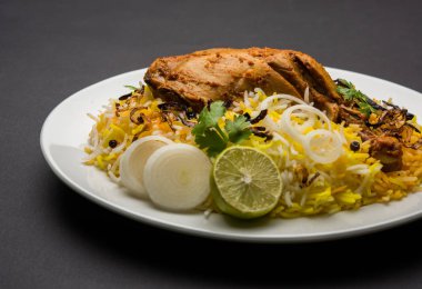 Hyderabadi Biryani ünlü Hyderabad mutfaklarından en tanınmış sigara vejetaryen mutfak sevindirdi var. Basmati pirinç, tavuk eti ve çeşitli diğer egzotik baharatlar kullanılarak yapılan geleneksel Hint yemeği.