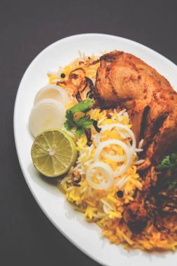 Hyderabadi Biryani ünlü Hyderabad mutfaklarından en tanınmış sigara vejetaryen mutfak sevindirdi var. Basmati pirinç, tavuk eti ve çeşitli diğer egzotik baharatlar kullanılarak yapılan geleneksel Hint yemeği.