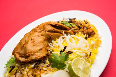 Hyderabadi Biryani ünlü Hyderabad mutfaklarından en tanınmış sigara vejetaryen mutfak sevindirdi var. Basmati pirinç, tavuk eti ve çeşitli diğer egzotik baharatlar kullanılarak yapılan geleneksel Hint yemeği.