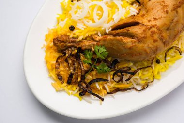 Hyderabadi Biryani ünlü Hyderabad mutfaklarından en tanınmış sigara vejetaryen mutfak sevindirdi var. Basmati pirinç, tavuk eti ve çeşitli diğer egzotik baharatlar kullanılarak yapılan geleneksel Hint yemeği.