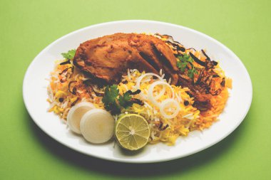 Hyderabadi Biryani ünlü Hyderabad mutfaklarından en tanınmış sigara vejetaryen mutfak sevindirdi var. Basmati pirinç, tavuk eti ve çeşitli diğer egzotik baharatlar kullanılarak yapılan geleneksel Hint yemeği.