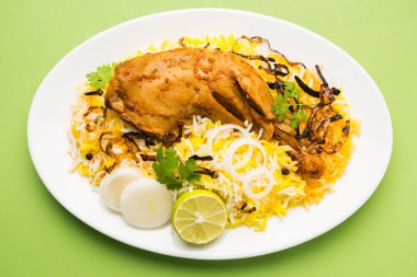 Hyderabadi Biryani ünlü Hyderabad mutfaklarından en tanınmış sigara vejetaryen mutfak sevindirdi var. Basmati pirinç, tavuk eti ve çeşitli diğer egzotik baharatlar kullanılarak yapılan geleneksel Hint yemeği.