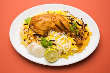 Hyderabadi Biryani ünlü Hyderabad mutfaklarından en tanınmış sigara vejetaryen mutfak sevindirdi var. Basmati pirinç, tavuk eti ve çeşitli diğer egzotik baharatlar kullanılarak yapılan geleneksel Hint yemeği.