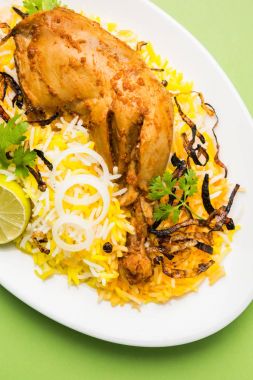 Hyderabadi Biryani ünlü Hyderabad mutfaklarından en tanınmış sigara vejetaryen mutfak sevindirdi var. Basmati pirinç, tavuk eti ve çeşitli diğer egzotik baharatlar kullanılarak yapılan geleneksel Hint yemeği.