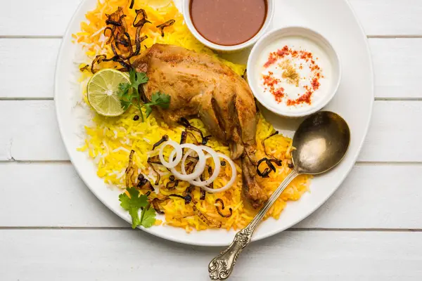 Хайдерабади Бирьяни - самый известный невегетарианский кулинарный деликатес из знаменитой Хайдерабадской кухни. Традиционное индийское блюдо с использованием риса басмати, куриного мяса и различных других экзотических специй . — стоковое фото