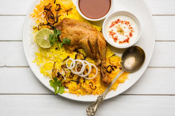 Hyderabadi Biryani ünlü Hyderabad mutfaklarından en tanınmış sigara vejetaryen mutfak sevindirdi var. Basmati pirinç, tavuk eti ve çeşitli diğer egzotik baharatlar kullanılarak yapılan geleneksel Hint yemeği.