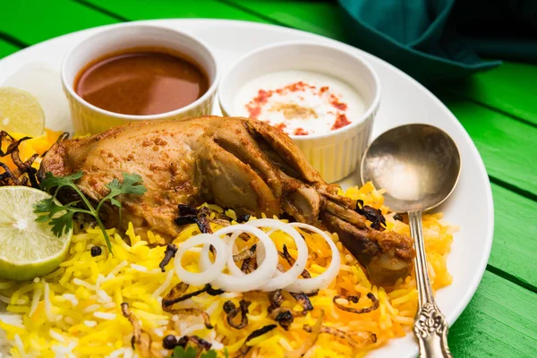 Hyderabadi Biryani is most well-known Non-Vegetarian culinary delights from the famous Hyderabad Cuisine. A traditional Indian dish made using Basmati rice, chicken meat & various other exotic spices. — Stock Photo, Image