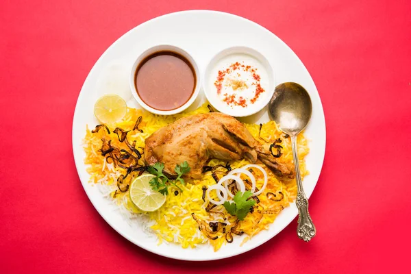 Хайдерабади Бирьяни - самый известный невегетарианский кулинарный деликатес из знаменитой Хайдерабадской кухни. Традиционное индийское блюдо с использованием риса басмати, куриного мяса и различных других экзотических специй . — стоковое фото