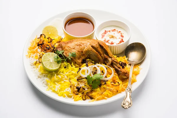 Hyderabadi Biryani es el más conocido no vegetariano delicias culinarias de la famosa cocina Hyderabad. Un plato tradicional indio hecho con arroz Basmati, carne de pollo y varias otras especias exóticas . — Foto de Stock