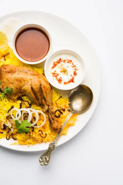 Hyderabadi Biryani è il più noto non vegetariano delizie culinarie dalla famosa cucina Hyderabad. Un piatto tradizionale indiano a base di riso Basmati, carne di pollo e varie altre spezie esotiche . — Foto Stock