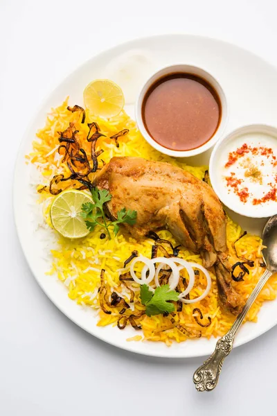 O Hyderabadi Biryani je nejznámější Non-vegetariánské kulinářské speciality od slavné kuchyně Hyderabad. Tradiční indický pokrm vyrobený z Basmati rýže, kuřecí maso & různé exotické koření. — Stock fotografie