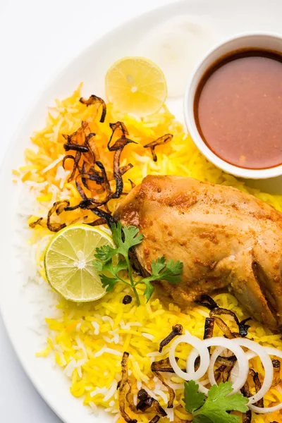 Hyderabadi Biryani è il più noto non vegetariano delizie culinarie dalla famosa cucina Hyderabad. Un piatto tradizionale indiano a base di riso Basmati, carne di pollo e varie altre spezie esotiche . — Foto Stock