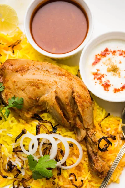 Hyderabadi Biryani è il più noto non vegetariano delizie culinarie dalla famosa cucina Hyderabad. Un piatto tradizionale indiano a base di riso Basmati, carne di pollo e varie altre spezie esotiche . — Foto Stock