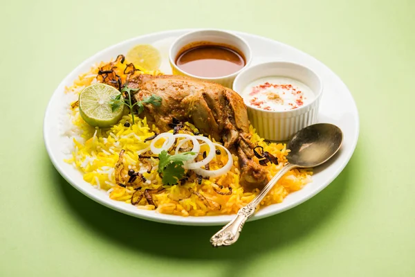 Hyderabadi Biryani è il più noto non vegetariano delizie culinarie dalla famosa cucina Hyderabad. Un piatto tradizionale indiano a base di riso Basmati, carne di pollo e varie altre spezie esotiche . — Foto Stock