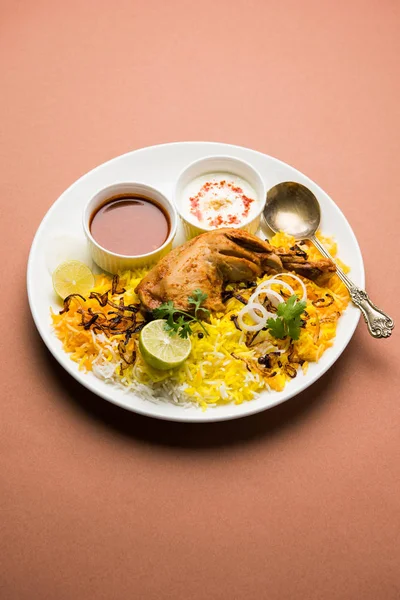Hyderabadi Biryani є найбільш відомих Non-вегетаріанська кулінарними шедеврами від знаменитого Хайдарабад кухні. Традиційні індійське блюдо з використанням басматі, куряче м'ясо & різних інших екзотичних спецій. — стокове фото