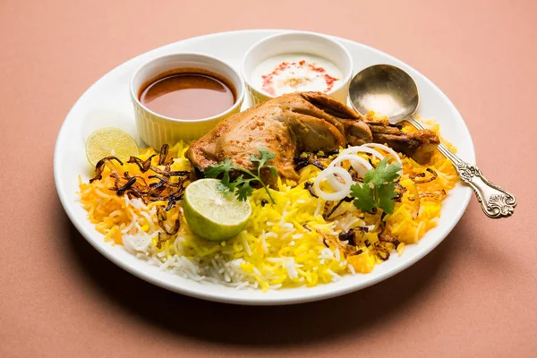 Hyderabadi Biryani è il più noto non vegetariano delizie culinarie dalla famosa cucina Hyderabad. Un piatto tradizionale indiano a base di riso Basmati, carne di pollo e varie altre spezie esotiche . — Foto Stock