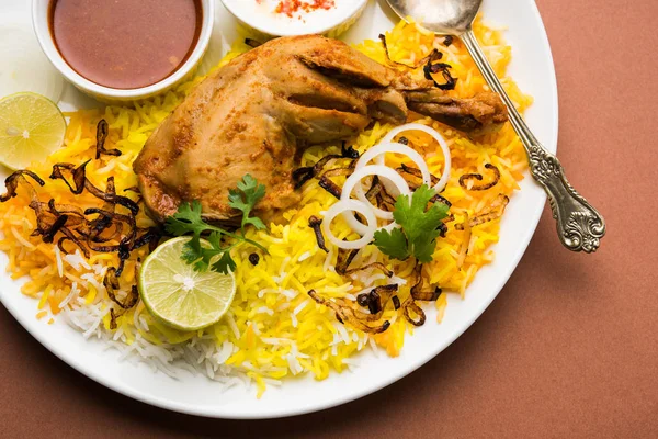 Hyderabadi Biryani ünlü Hyderabad mutfaklarından en tanınmış sigara vejetaryen mutfak sevindirdi var. Basmati pirinç, tavuk eti ve çeşitli diğer egzotik baharatlar kullanılarak yapılan geleneksel Hint yemeği.