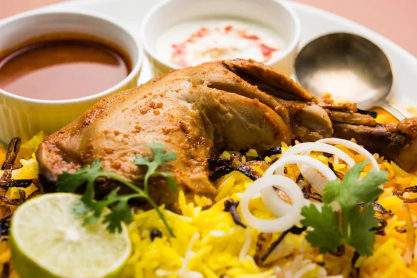 Hyderabadi Biryani ünlü Hyderabad mutfaklarından en tanınmış sigara vejetaryen mutfak sevindirdi var. Basmati pirinç, tavuk eti ve çeşitli diğer egzotik baharatlar kullanılarak yapılan geleneksel Hint yemeği. — Stok fotoğraf