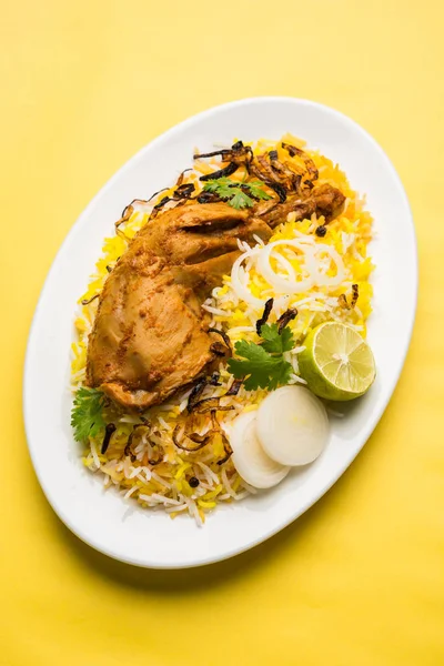 Hyderabadi Biryani es el más conocido no vegetariano delicias culinarias de la famosa cocina Hyderabad. Un plato tradicional indio hecho con arroz Basmati, carne de pollo y varias otras especias exóticas . — Foto de Stock