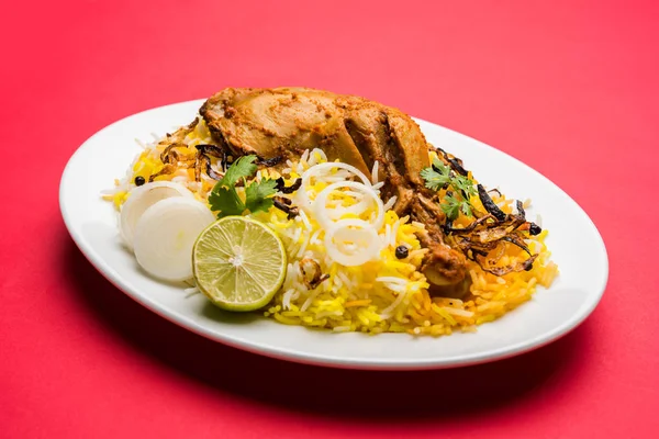 Hyderabadi Biryani ünlü Hyderabad mutfaklarından en tanınmış sigara vejetaryen mutfak sevindirdi var. Basmati pirinç, tavuk eti ve çeşitli diğer egzotik baharatlar kullanılarak yapılan geleneksel Hint yemeği. — Stok fotoğraf