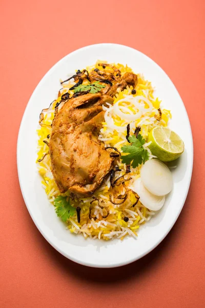 Hyderabadi Biryani ünlü Hyderabad mutfaklarından en tanınmış sigara vejetaryen mutfak sevindirdi var. Basmati pirinç, tavuk eti ve çeşitli diğer egzotik baharatlar kullanılarak yapılan geleneksel Hint yemeği.