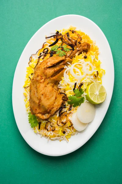 Hyderabadi Biryani ünlü Hyderabad mutfaklarından en tanınmış sigara vejetaryen mutfak sevindirdi var. Basmati pirinç, tavuk eti ve çeşitli diğer egzotik baharatlar kullanılarak yapılan geleneksel Hint yemeği.