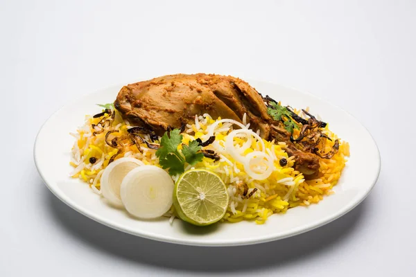 Hyderabadi Biryani ünlü Hyderabad mutfaklarından en tanınmış sigara vejetaryen mutfak sevindirdi var. Basmati pirinç, tavuk eti ve çeşitli diğer egzotik baharatlar kullanılarak yapılan geleneksel Hint yemeği.