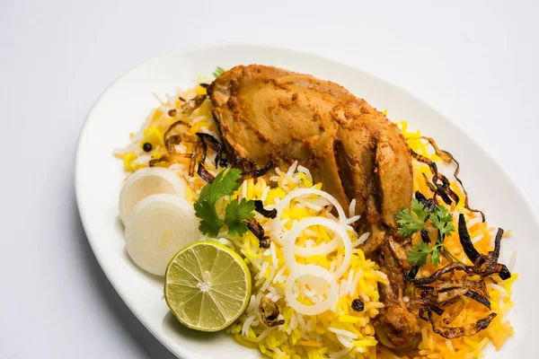 Hyderabadi Biryani è il più noto non vegetariano delizie culinarie dalla famosa cucina Hyderabad. Un piatto tradizionale indiano a base di riso Basmati, carne di pollo e varie altre spezie esotiche . — Foto Stock