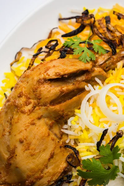 Hyderabadi Biryani ünlü Hyderabad mutfaklarından en tanınmış sigara vejetaryen mutfak sevindirdi var. Basmati pirinç, tavuk eti ve çeşitli diğer egzotik baharatlar kullanılarak yapılan geleneksel Hint yemeği. — Stok fotoğraf