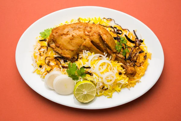 O Hyderabadi Biryani je nejznámější Non-vegetariánské kulinářské speciality od slavné kuchyně Hyderabad. Tradiční indický pokrm vyrobený z Basmati rýže, kuřecí maso & různé exotické koření. — Stock fotografie