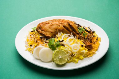 Hyderabadi Biryani ünlü Hyderabad mutfaklarından en tanınmış sigara vejetaryen mutfak sevindirdi var. Basmati pirinç, tavuk eti ve çeşitli diğer egzotik baharatlar kullanılarak yapılan geleneksel Hint yemeği.