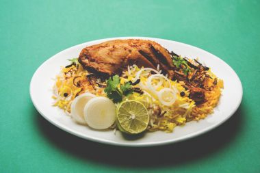 Hyderabadi Biryani ünlü Hyderabad mutfaklarından en tanınmış sigara vejetaryen mutfak sevindirdi var. Basmati pirinç, tavuk eti ve çeşitli diğer egzotik baharatlar kullanılarak yapılan geleneksel Hint yemeği.