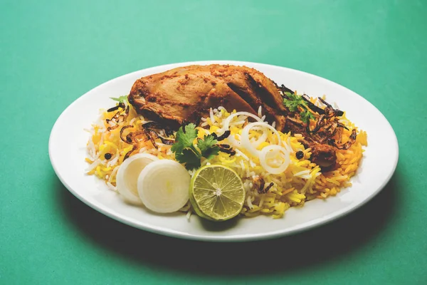 Hyderabadi Biryani ünlü Hyderabad mutfaklarından en tanınmış sigara vejetaryen mutfak sevindirdi var. Basmati pirinç, tavuk eti ve çeşitli diğer egzotik baharatlar kullanılarak yapılan geleneksel Hint yemeği.