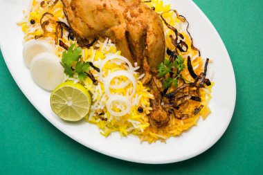 Hyderabadi Biryani ünlü Hyderabad mutfaklarından en tanınmış sigara vejetaryen mutfak sevindirdi var. Basmati pirinç, tavuk eti ve çeşitli diğer egzotik baharatlar kullanılarak yapılan geleneksel Hint yemeği.