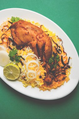 Hyderabadi Biryani ünlü Hyderabad mutfaklarından en tanınmış sigara vejetaryen mutfak sevindirdi var. Basmati pirinç, tavuk eti ve çeşitli diğer egzotik baharatlar kullanılarak yapılan geleneksel Hint yemeği.