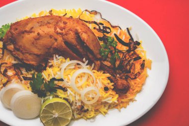 Hyderabadi Biryani ünlü Hyderabad mutfaklarından en tanınmış sigara vejetaryen mutfak sevindirdi var. Basmati pirinç, tavuk eti ve çeşitli diğer egzotik baharatlar kullanılarak yapılan geleneksel Hint yemeği.