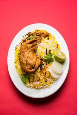 Hyderabadi Biryani ünlü Hyderabad mutfaklarından en tanınmış sigara vejetaryen mutfak sevindirdi var. Basmati pirinç, tavuk eti ve çeşitli diğer egzotik baharatlar kullanılarak yapılan geleneksel Hint yemeği.