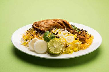 Hyderabadi Biryani ünlü Hyderabad mutfaklarından en tanınmış sigara vejetaryen mutfak sevindirdi var. Basmati pirinç, tavuk eti ve çeşitli diğer egzotik baharatlar kullanılarak yapılan geleneksel Hint yemeği.