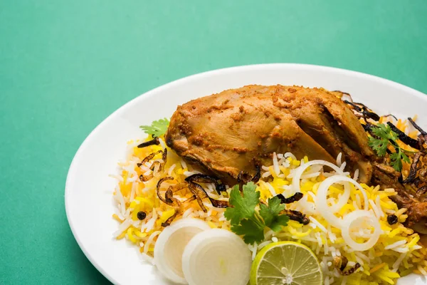 Hyderabadi Biryani é mais conhecido não-vegetariano delícias culinárias da famosa cozinha Hyderabad. Um prato tradicional indiano feito com arroz Basmati, carne de frango e várias outras especiarias exóticas . — Fotografia de Stock