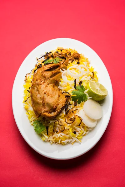Hyderabadi Biryani ünlü Hyderabad mutfaklarından en tanınmış sigara vejetaryen mutfak sevindirdi var. Basmati pirinç, tavuk eti ve çeşitli diğer egzotik baharatlar kullanılarak yapılan geleneksel Hint yemeği.