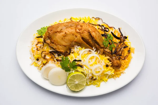 Hyderabadi Biryani è il più noto non vegetariano delizie culinarie dalla famosa cucina Hyderabad. Un piatto tradizionale indiano a base di riso Basmati, carne di pollo e varie altre spezie esotiche . — Foto Stock