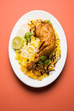 Hyderabadi Biryani ünlü Hyderabad mutfaklarından en tanınmış sigara vejetaryen mutfak sevindirdi var. Basmati pirinç, tavuk eti ve çeşitli diğer egzotik baharatlar kullanılarak yapılan geleneksel Hint yemeği.