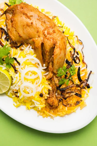 Hyderabadi Biryani ünlü Hyderabad mutfaklarından en tanınmış sigara vejetaryen mutfak sevindirdi var. Basmati pirinç, tavuk eti ve çeşitli diğer egzotik baharatlar kullanılarak yapılan geleneksel Hint yemeği.