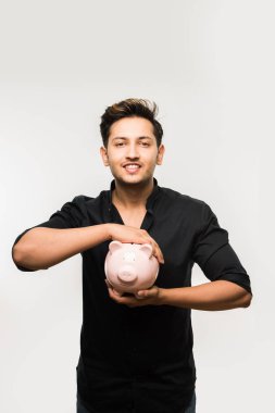 Kumbaralı Hintli yakışıklı genç adam ya da para kutusu farklı ifadelerle poz veren, beyaz arka planda tek başına duran