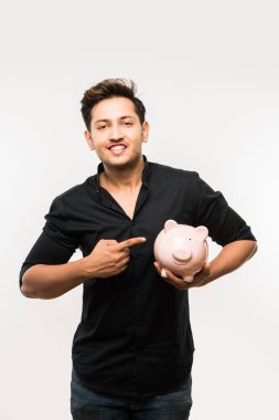 Kumbaralı Hintli yakışıklı genç adam ya da para kutusu farklı ifadelerle poz veren, beyaz arka planda tek başına duran