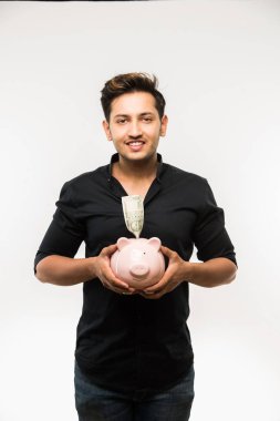 Kumbaralı Hintli yakışıklı genç adam ya da para kutusu farklı ifadelerle poz veren, beyaz arka planda tek başına duran