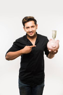 Kumbaralı Hintli yakışıklı genç adam ya da para kutusu farklı ifadelerle poz veren, beyaz arka planda tek başına duran