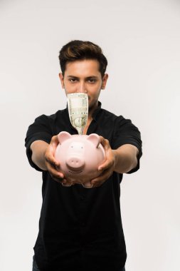 Kumbaralı Hintli yakışıklı genç adam ya da para kutusu farklı ifadelerle poz veren, beyaz arka planda tek başına duran