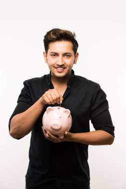 Kumbaralı Hintli yakışıklı genç adam ya da para kutusu farklı ifadelerle poz veren, beyaz arka planda tek başına duran